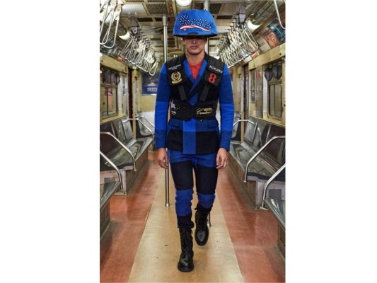 Moschino presentó su colección pre-fall 2020 en un vagón del metro de Nueva York