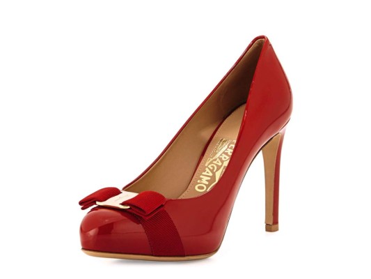 Sofisticados zapatos de la firma Salvatore Ferragamo en cuero italiana con arco grosgrain icónica.