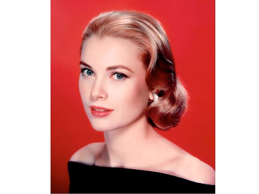 La Ganadora del Óscar Grace Kelly y princesa del Mónaco, sufrió un accidente mientras iba en un automóvil el 13 de septiembre de 1982, al día siguiente fue declarada muerta a la edad de 52 años.