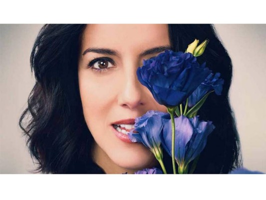 La serie La Casa de las Flores tiene una estrella única y es Paulina de la Mora que hace al mundo reír con su forma de hablar y frases peculiares. El #PaulinadelaMoraChallenge solo es uno de los tantos momentos que este personaje ha protagonizado en Internet. Su acento pausado, su vestuario y su rol de hermana mayor que resuelve todo, sin duda que han inmortalizado a la actriz mexicana Cecilia Suárez. A continuación repasamos sus mejores frases en la serie de Netflix