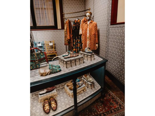 Para esta producción Gucci colaboró con archivos históricos de la casa para la creación de los vestuarios y accesorios de los actores.