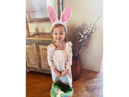 Kate Hudson mostró a sus seguidores a sus pequeños jugando con orejas de conejitos y canastas en búsqueda de los huevos.