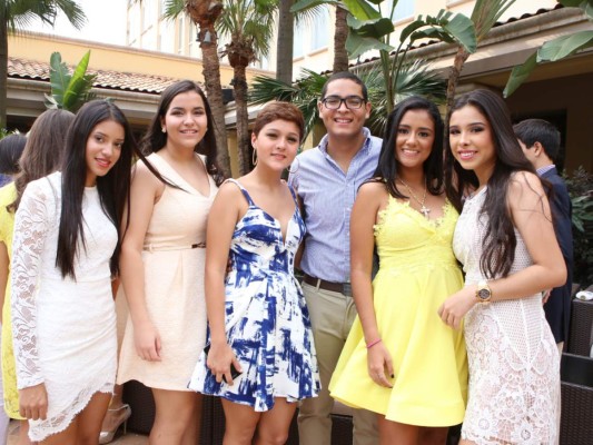 Andrea Pérez, Sandra Andonie, Sara Gómez, Gianfranco Rizzo, Alexia Mejía e Ivonne Ríos. Foto Alex Muñoz.