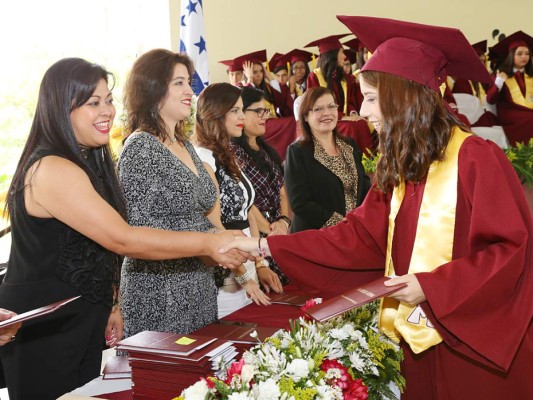 Entrega de títulos Mayan School II parte