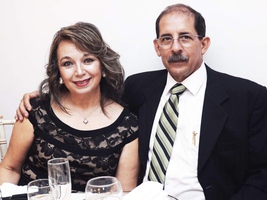 El enlace civil de Carlos Mejía y Nora Bueso