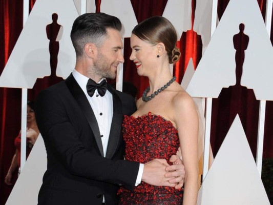 Adam Levine confirma embarazo de Behati Prinsloo de la forma más adorable