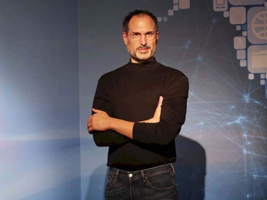El exitoso Steve Jobs, co fundador de Apple, fue un hijo adoptado, su padre biológico nunca convivió con él. Cuando Jobs fue dado en adopción era apenas un bebé y casi no tenía contacto con él, se conocieron con su padre biológico por las casualidades de la vida pero él nunca lo perdono al igual a su madre a quien quiso conocer solo por curiosidad, con la única que estableció comunicación fue con su hermana Mona, quien es una destacada escritora y escribió una biografía completa de Steve Jobs.