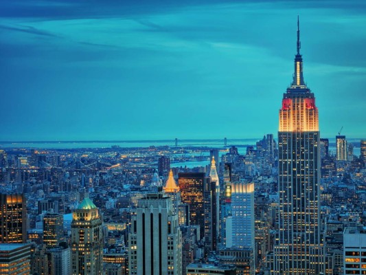 La ganadora deberá vivir en la ciudad de Nueva York, recibe un año de salario y un apartamento de lujo en la ciudad, el cual incluye gastos totales y numerosas campañas publicitarias para beneficio de su imagen como soberana