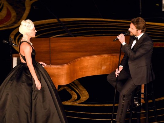 Uno de los momentos más esperados de la noche Lady Gaga interpreta junto a Bradley Cooper su tema Shallow el cual estaba nominado a “Mejor Canción”