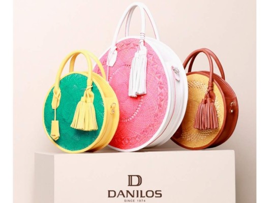 1. La colección Regresando a Nuestras Raíces incluye diseños de los best-sellers de su fundador, Danilo Martínez, con detalles entrenzados en piel combinados con materiales de fibras de origen natural.<br/>