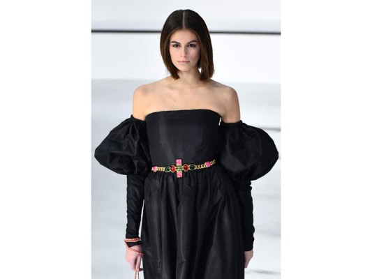 Kaia Gerber en un off the shoulder dress