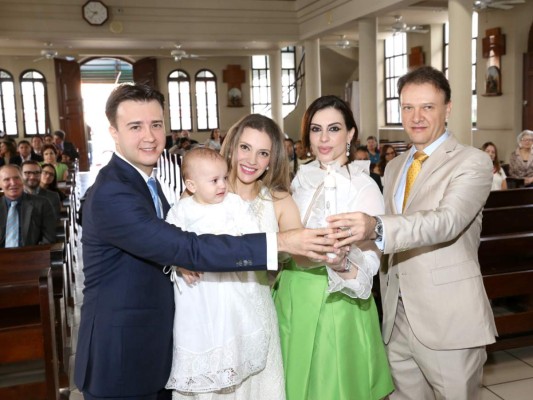 Javier y Viviana Guevara bautizan a su hija Ariana Sofía