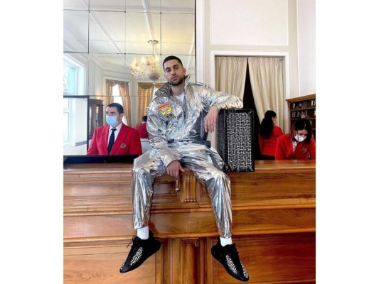 Mahmood: El cantautor italiano se sumó, posando en el lobby de un hotel, dejando a sus fans al borde de la emoción.