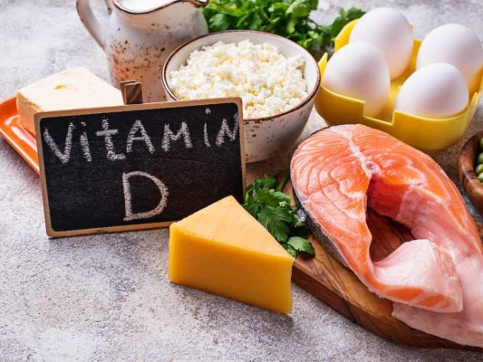 Vitamina D: alimentos fortificados como la leche, queso, yogurt, yema del huevo, salmón, champiñones, sardina y tomar el sol