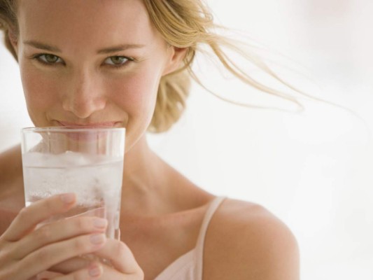TOMA AGUA. Es esencial tanto para las funciones de tu organismo como para una piel radiante e hidratada. Es además el mejor antiarrugas. Ocho vasos al día es una regla.