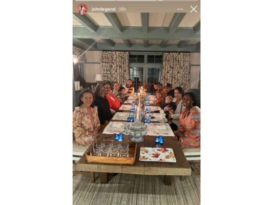 John Legend. Mira qué bonito momento compartió el coach de The Voice con su familia, esta bella postal compartida en sus insta stories nos dejó ver lo feliz y agradecido que está.