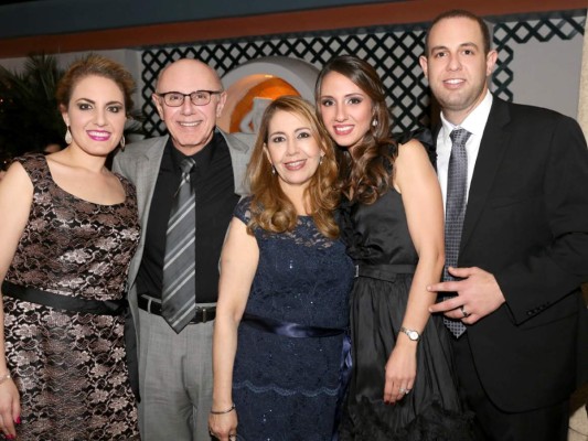 Denisse, Miguel, Lisette y Alejandro Zablah con Pamela Kafati