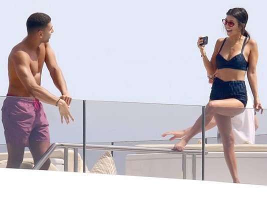 Kourtney Kardashian aparece en Cannes con su nuevo chico