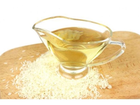 Vinagre de sidra o arroz: Muchas veces la caída del cabello o la calvicie se debe al hecho de tener un cabello demasiado graso. En ese caso lo mejor será utilizar el vinagre de sidra o arroz que ayudará a estimular el flujo sanguíneo al cuero cabelludo, eliminando la grasa y evitando la caída.