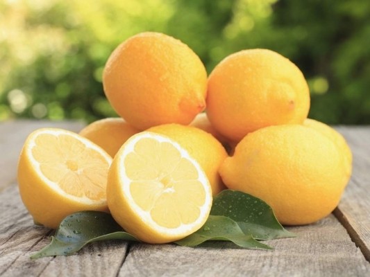 7. LIMÓN. Este cítrico es un gran aliado de tu salud bucal ya que sus ácidos evitan el crecimiento de bacterias en lengua y encías. Si padeces de halitosis prueba al menos una vez al día un enjuague preparado con una cucharada de jugo de limón mezclado en una taza de agua y una pizca de sal.