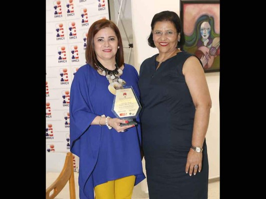 Banco Atlantida premia a Carolina Carías