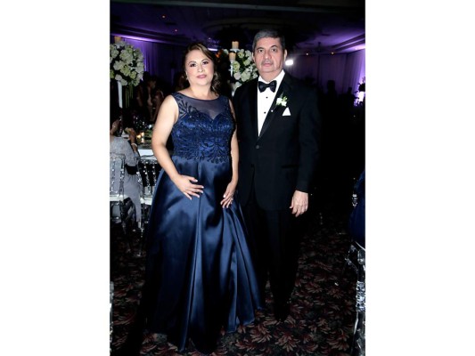 José Luís Vallecillo y Vanessa Nazrala celebran romántica boda  