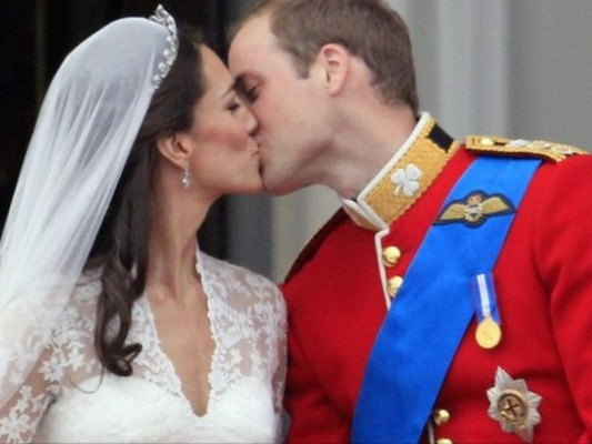 Kate Middleton y el Príncipe William <br/>Se conocieron en la Universidad de St. Andrews, cuando Kate modelaba en traje de baño para una organización benéfica. William la vio y se enamoró.