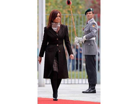 Su estilo ha pasado de la elegancia clásica y la opulencia hasta un look más moderno y casual. Algo a lo que no renuncia: los pañuelos y pashminas, sus accesorios fetiche