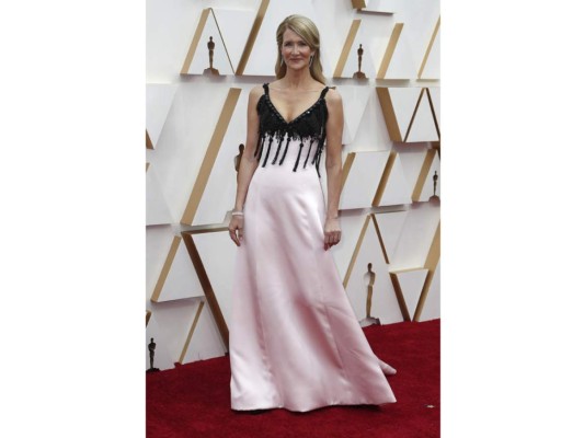 Laura Dern utilizó un soft pink dress con detalles de piedras negras en la parte superior.