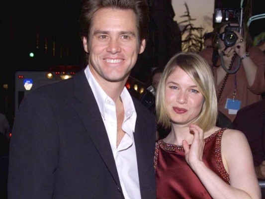 Renée Zellweger. Renée Zellweger y Jim Carrey se conocieron mientras se rodaba la comedia 'Me, Myself & Irene' en 1999. Zellweger estuvo comprometida con el actor por más de 18 meses, sin que ambos fijaran una fecha para el compromiso, por lo que la pareja se separó en el 2000.<br/>