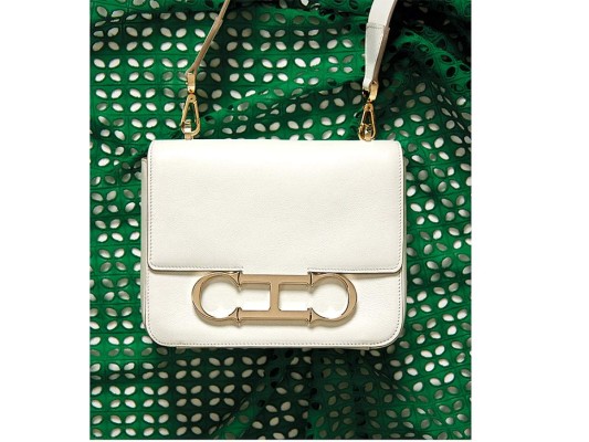 Forever chic. Mini bag en piel con asas desmontables y logo metálico en dorado by CH Carolina Herrera