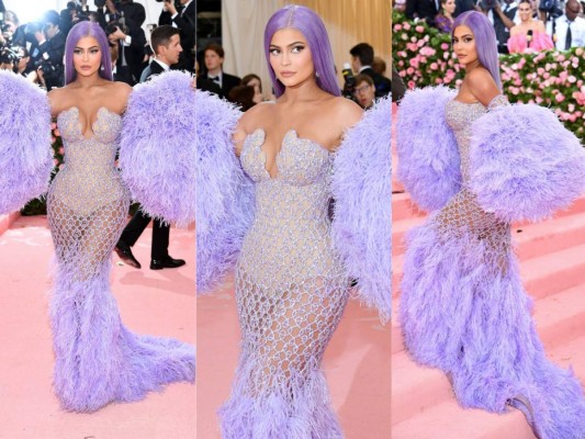 Kylie Jenner escogió un estilismo color púrpura de Versace