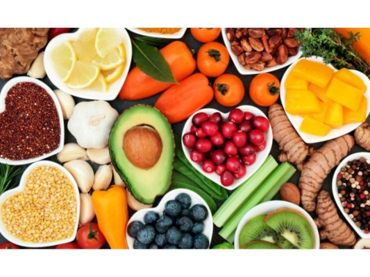 La nutrición adecuada es la clave para mantener el sistema inmunológico saludable, especialmente para las personas que han sido detectadas con alguna enfermedad crónica o autoinmune como el cáncer. Llevar una dieta balanceada es un factor fundamental para el sustento del sistema inmunitario, ya que las células requieren grandes cantidades de energía y nutrientes para su funcionamiento. ¡Es de vital importancia consumir los siguientes nutrientes!