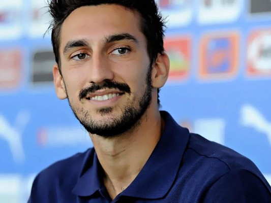 Davide Astori jugador de Italia falleció mientras se encontraba en su habitación por culpa de un paro respiratorio, como homenaje decidieron retirar la camiseta número 13, que era la que él utilizaba.