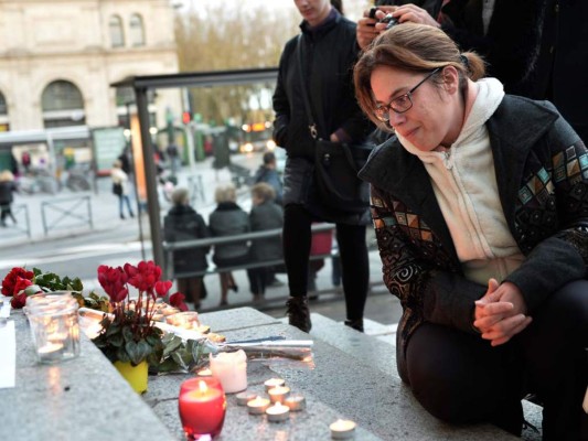 Expresiones de solidaridad y cariño tras los ataques terroristas en París<br/>