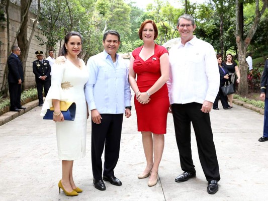 Fiesta de independencia en la Embajada Americana