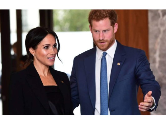 Meghan Markle y el príncipe Harry visten trajes en los premios WellChild