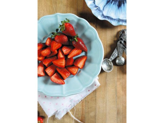 Lava y seca las fresas con dos horas de anticipación para que estén completamente secas antes de emplearlas sobre la crema pastelera. (foto: Dany Barrientos)