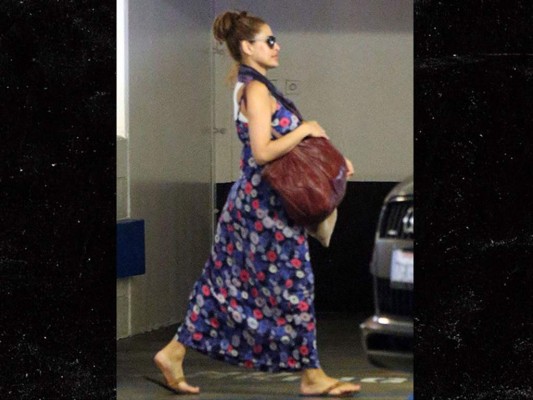 Eva Mendes, 42 años, intentó ocultar su embarazo con un maxi bolso