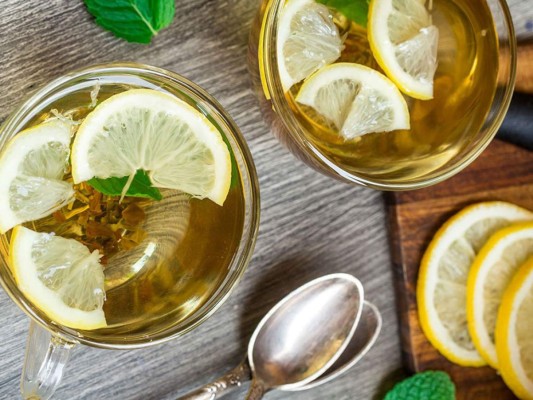 ¿Cuáles son los beneficios de beber té verde con limón?