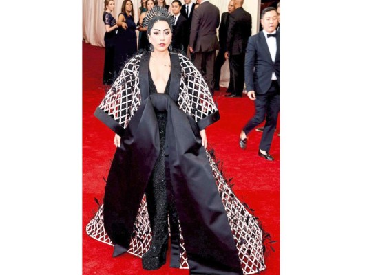 <br/>Con un estrambótico y revelador kimono en la Gala del Met 2015 en New York