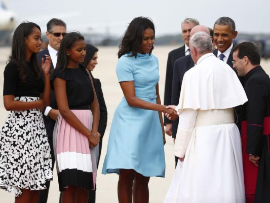 En la base aérea Andrews, en la periferia de la capital estadounidense, el sumo pontífice de 78 años fue recibido por el presidente Barack Obama, su esposa, Michelle, sus dos hijas y numerosos obispos, incluyendo el cardenal Donald Wuerl, de la arquidiócesis de Washington.