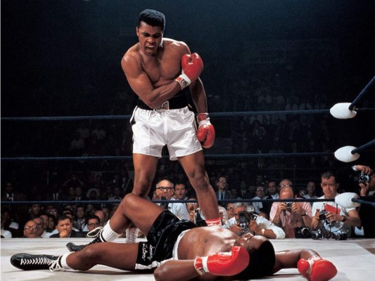 Mohammad Ali vrs Sonny Liston<br/>Nada mejor que estar en el lugar perfecto en el momento indicado. Neil Leifer captó cuando Muhammad Ali venció a Sonny Liston en 1963.<br/>
