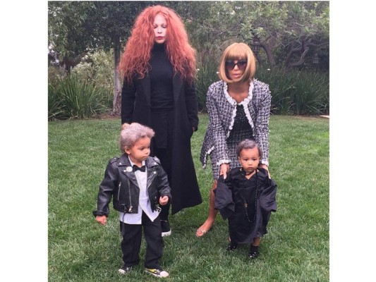 North West disfrazada como André Leon Talley y Kim Kardashian como Anna Wintour en Halloween 2014