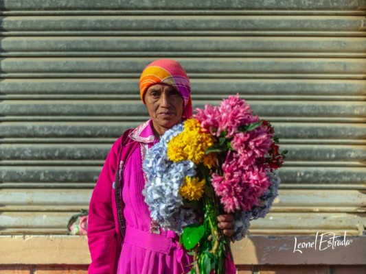 El parque de Intibucá es punto de encuentro de amables vendedoras de flores recién cortadas por mujeres que utilizan el cultivo de diversas y coloridas especies como medio de sustento y desarrollo para su comunidad. ¡Seguro querrás comprarlas todas!