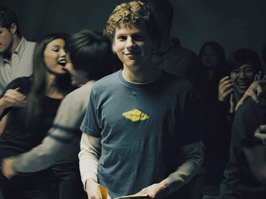 11. THE SOCIAL NETWORK (2010) En 2003, Mark Zuckerberg (Jesse Eisenberg), alumno de Harvard y genio de la programación, se sienta delante de su computadora y empieza a desarrollar una nueva idea: The Facebook. Lo que comenzó en la habitación de una universidad pronto se convirtió en una revolucionaria red social que ahora tiene a Zuckerberg entre la lista de los más ricos del mundo. Pero no fue fácil, el camino al ascenso le llevó a tener complicaciones personales y legales, en especial la acusación de que robó la idea a unos estudiantes de su misma universidad, y su turbulenta relación con Eduardo Saverin (Andrew Garfield), su antiguo amigo y co-fundador de FB. Disponible en Netflix