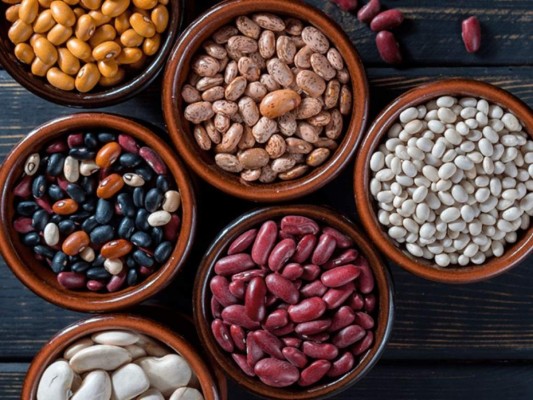 Frijoles.<br/>El tipo de legumbre que no puede faltar en la alimentación diabética, pues son un alimento muy completo y de bajo índice glucémico, es decir, son de absorción lenta y no aumentan drásticamente los niveles de glucosa en la sangre. Por otra parte, se caracterizan por ser una gran fuente de fibra, proteínas, minerales y antioxidantes.<br/>
