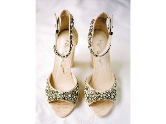 Sandalias de piel nude con aplicaciones de brillo completan el ajuar.