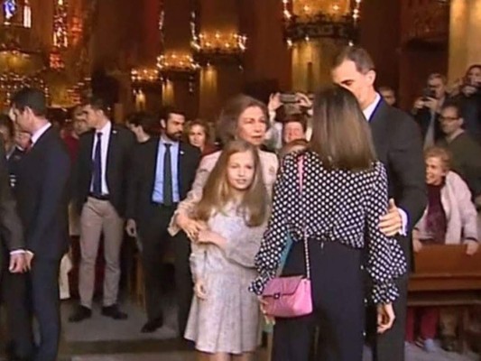 Como olvidar el incomodo momento en el cual Sofia de España aparece en la entrada de la iglesia con sus nietas, Leonor y Sofia para realizar unas fotogrfias y de repente fue capatada con la Reina Leticia protagonizando una tensa discusion.<br/>
