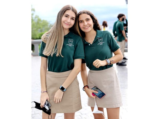 Isabella Serrano y Nicolle Anderson